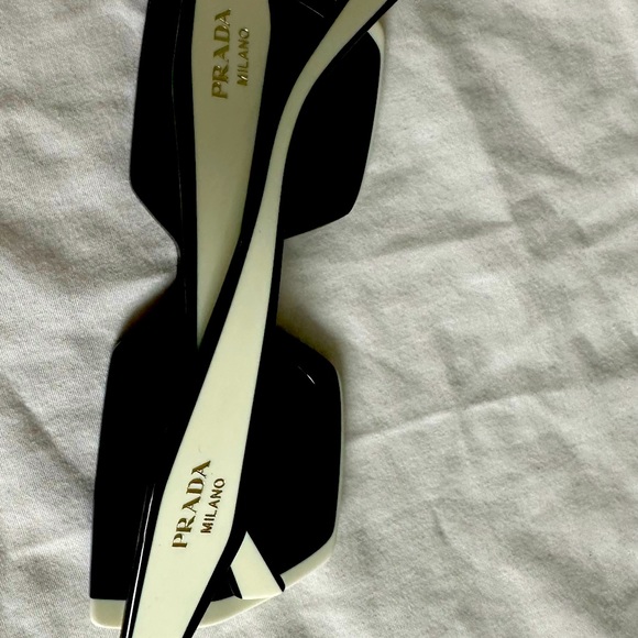New without tag Prada sunglass excellent condition with box - Picture 4 of 7